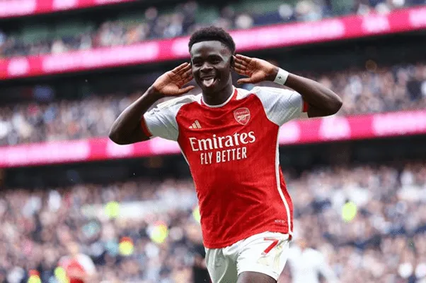 Eze-toa-sang-voi-cu-hat-trick-1-min_11zon